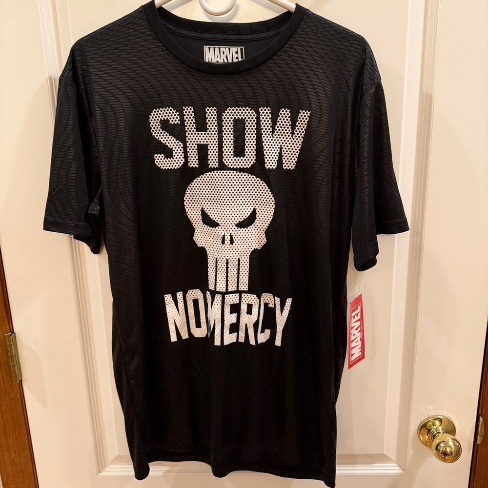 Marvel NWT Medium Black/White Patterned Short Sleeve Shirt